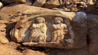 Temel kazısında tarihi mezar steli ve kalıntılar bulundu