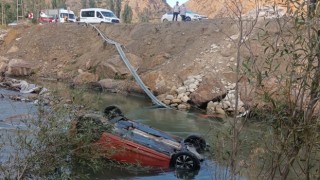 Tortum Çayına araç uçtu, 4 kişi yaralandı