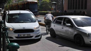 Trafiğin ters yönünden giderek canını tehlikeye attı