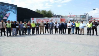 Trafik cezası olmayan motosiklet sürücülerine kask dağıtıldı