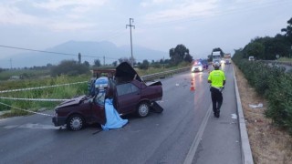 Traktör römorkuna çarpan araç hurdaya döndü: 1 ölü