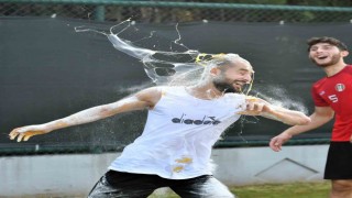 Turgutlusporlu futbolcuya, Brezilya usulü sürpriz doğum günü