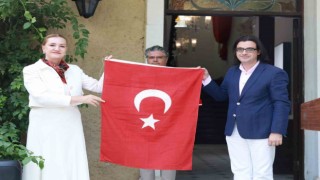 Türk askerini karşılayan 100 yıllık tarihi Türk bayrağı DEÜye bağışlandı