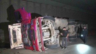 Tuzlada alkollü sürücünün kullandığı hafriyat kamyonu devrildi: 1 yaralı
