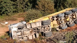 Tuzlada hafriyat kamyonu devrildi: 1 ölü