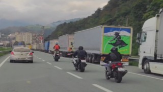 Uluslararası karayolunda motosiklet üzerinde tehlikeli yolculuk