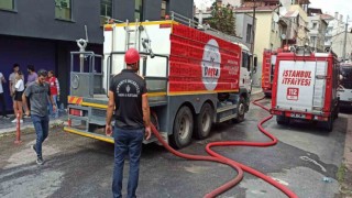 Ümraniye Belediyesi Arama Kurtarma ekipleri Ataşehirdeki iş yeri yangınına müdahale etti