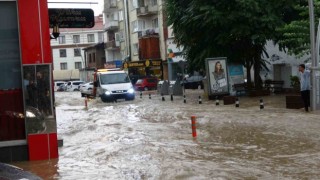 Uşakta şiddetli yağış, dolu ve fırtına nedeniyle ev ve iş yerlerini su bastı