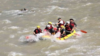 Vali Aydoğdu, Karasu Nehrinde rafting yaptı