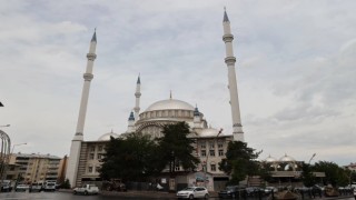 Vali Çakır, camii inşaatında incelemelerde bulundu