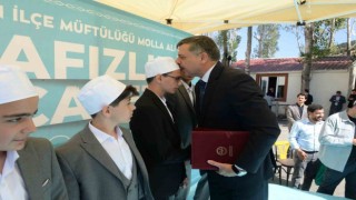 Vali Çiftçi, genç hâfızların alnından öperek, kendilerini tebrik etti