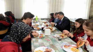 Vali Çiftçi öğrencilerle sabah kahvaltısında buluştu