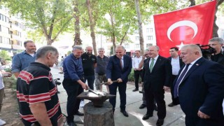 Vali Coşkun ve Başkan Zolan birlikte demir dövdü
