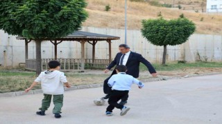 Vali Karaömeroğlu, sevgi evlerinde kalan çocuklarla futbol oynadı