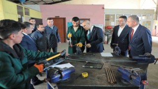 Vali Koç, teknik liseyi ziyaret etti