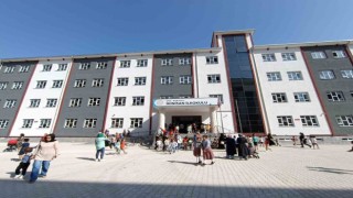 Vanda 324 bin öğrenci için ilk ders zili çaldı