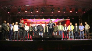 Vatandaş hizmet bekliyor, başkan konser organize ediyor