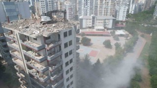 Adana'daki ağır hasarlı bina yıkıldı veliler rahat etti.