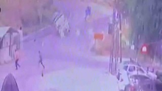 Virajı alamayan kamyonetin devrilme anı güvenlik kamerasında