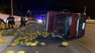 Virajı alamayan kavun yüklü kamyon devrildi, trafikte uzun araç kuyruğu oluştu