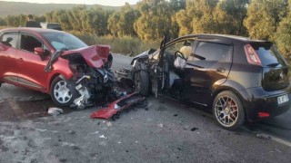 Virajı alamayan otomobil karşıdan gelen iki otomobile çarptı: 4 yaralı
