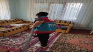 Yaşlıların evlerini vefa ekipleri temizledi