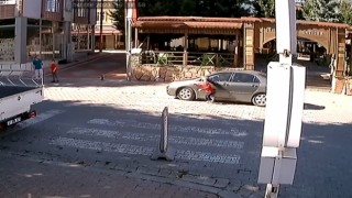 Yaya geçidinden karşıya geçmek isteyen çocuk, otomobilin altında kalmaktan son anda kurtuldu