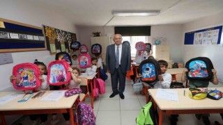 Yenimahalle Belediyesinden çocuklara çanta hediyesi