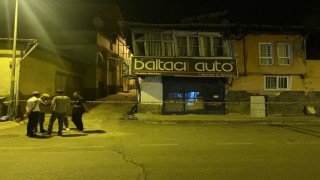 Yıkılma tehlikesi geçiren ev mahalleliyi ayağa kaldırdı