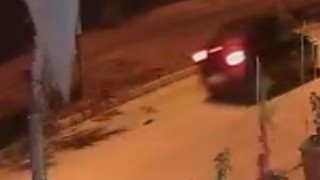 Yola fırlayan kedi arabanın altında kaldı, o anlar kameraya yansıdı
