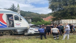 Yolcu treni hemzemin geçitte araçla çarpıştı: 1 yaralı