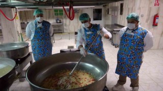 Yozgatta 4 bin 800 öğrencinin öğle yemeğini yine öğrenciler pişiriliyor