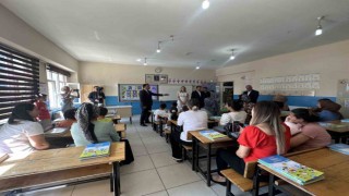 Yüksekovada okullar açıldı: Tüm öğrencilerin sıralarına kitaplar bırakıldı