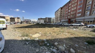 Yüksekovanın İpekyolu Caddesi çöplerden geçilmiyor