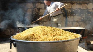 Yüz yıllık gelenek olan buğday kaynatma, kazanlardan çıkarılıp vatandaşlara dağıtılıyor