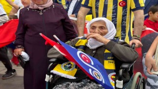 100 yaşındaki Fenerbahçe taraftarı Remziye nine Cumhuriyet Yürüyüşüne katıldı
