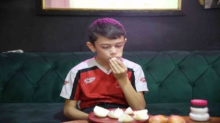 12 yaşındaki Eymeni görenler şaşkına dönüyor: Okula giderken bile sarımsak yiyor