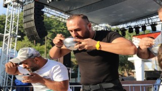2 dakikada 2 kilogram bal yedi birinciliği kaptı