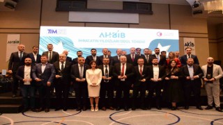 2022nin ihracat yıldızları töreninde Beyza Piliçe ödül