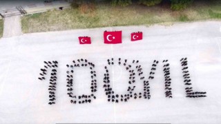 240 lise öğrencisi “100. Yıl” yazıp Türk bayrağı açtı