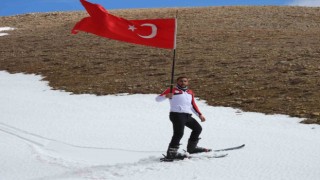 3 bin 250 rakımda Türk bayrağı açarak kayak yaptı