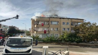 3 katlı binanın çatısı alevlere teslim oldu