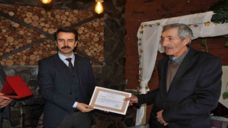 30 yıllık muhtar plaketle onurlandırıldı