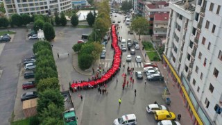 350 metrelik dev Türk bayrağı Tuzla sokaklarında el üstünde taşındı