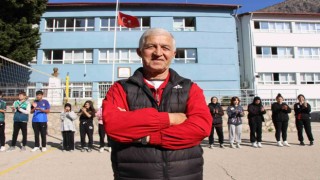 42 yıl aynı okulda görev yapan Nadir Hocaya alkışlı veda