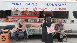 5 tır dolusu kitabı bulunan öğretim üyesinin kitapları evine sığmadı sokağa taştı