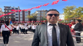 600 öğrenciden ‘Cumhuriyet yürüyüşü ve senkronize gösteri