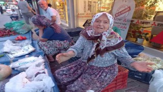 85 yaşındaki Müşerref Nine Aydın pazarının sembolü oldu