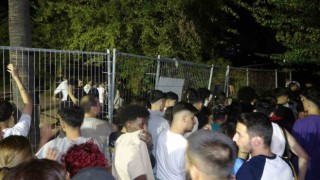 Adanada Çukurova Rock Festivalinde gençler bariyerleri bilet gişelerini yıkıp içeri girdi