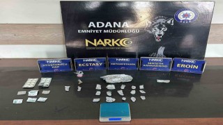 Adanada narkotik polislerinin yakaladığı 2 uyuşturucu satıcısı tutuklandı